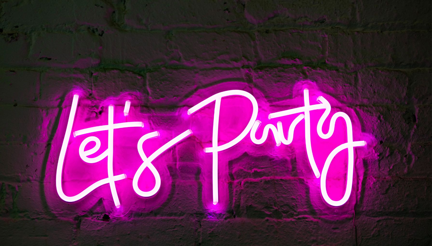 Różnice między neonami LED a tradycyjnymi: Co warto wiedzieć?