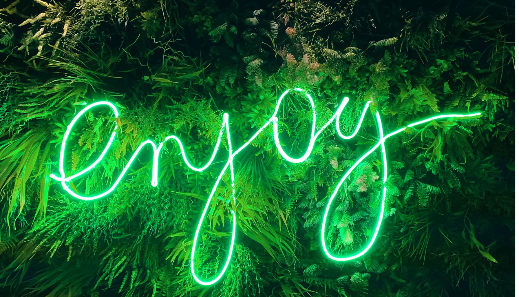 Napisy LED do biura – jak stworzyć nowoczesne miejsce pracy?