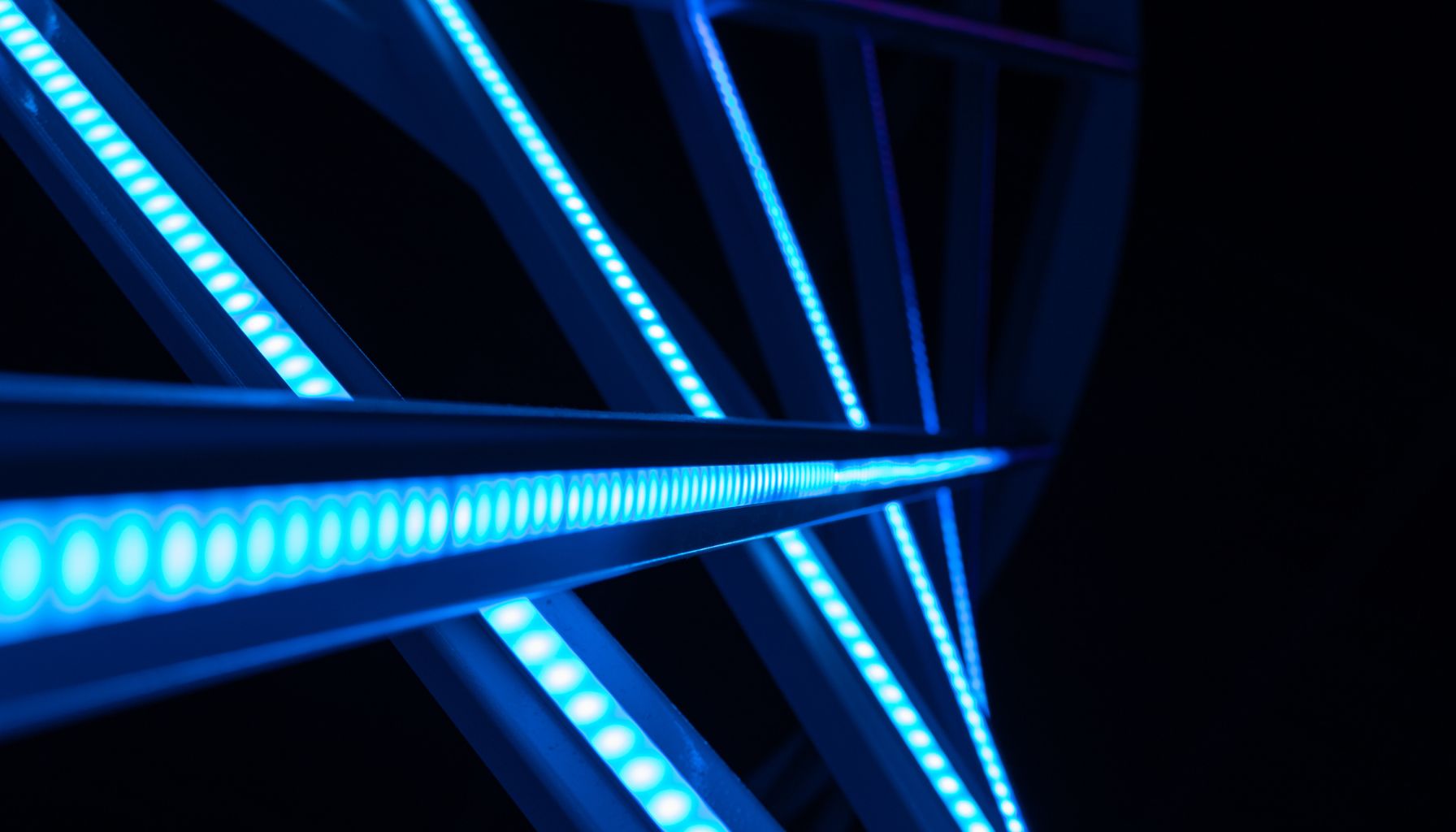 Łączenie neonu z geometrycznymi kształtami we wnętrzach 2025