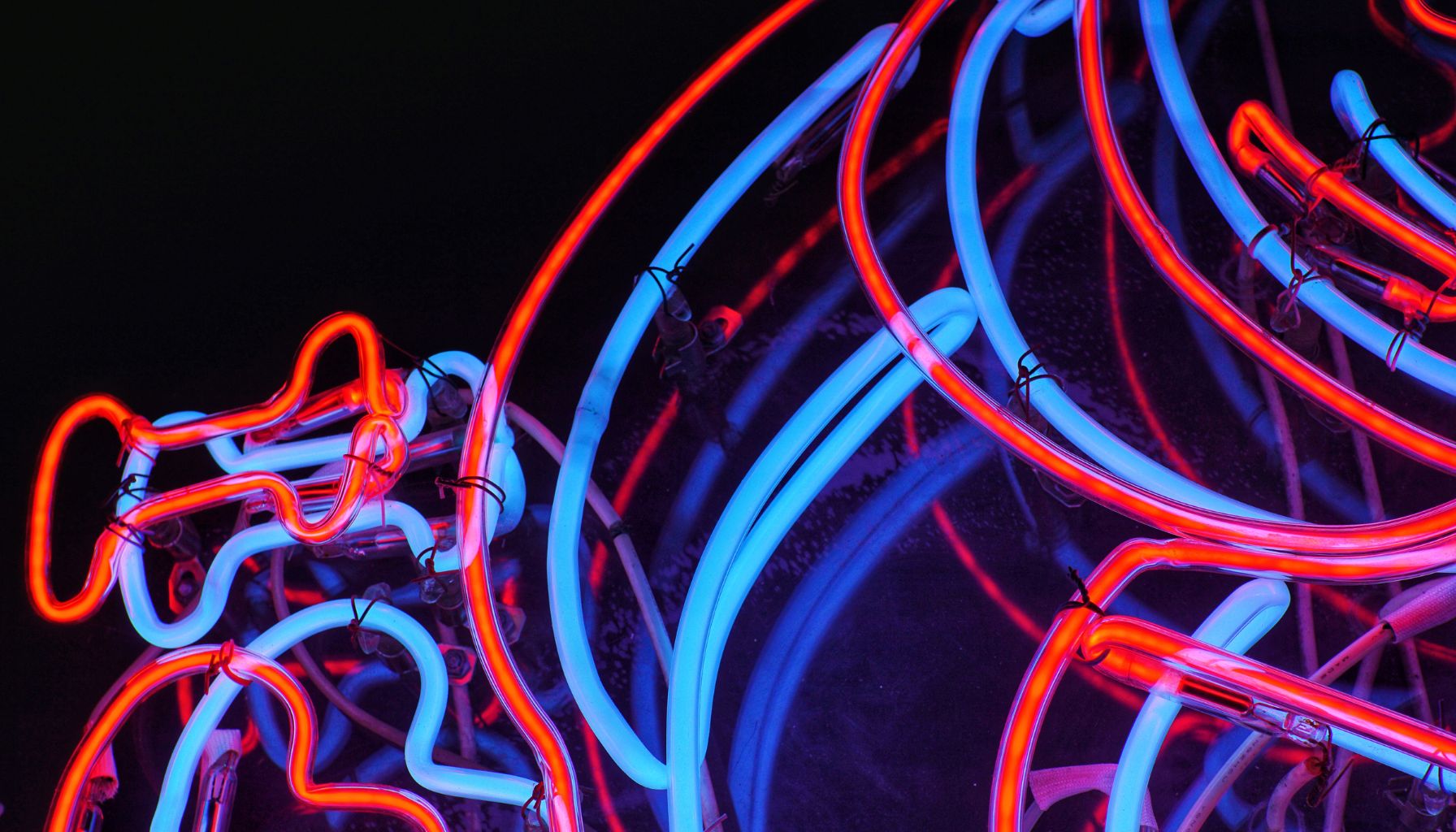 Neony w stylu 80's – od subtelnych akcentów do głównych elementów dekoracji Oświetlenie neonowe powraca do wnętrz z nową siłą, nawiązując do estetyki lat 80. Styl ten – pełen kolorów, światła i wyrazistych form – stał się inspiracją nie tylko dla projektantów wnętrz, ale także właścicieli firm i miłośników oryginalnych dekoracji. Neony retro mogą dziś zdobić zarówno sypialnie, salony, jak i przestrzenie komercyjne, nadając im charakteru i nostalgicznego uroku. Dekoracje w stylu lat 80 – inspiracje neonowe retro Styl lat 80. łączy w sobie eklektyzm, odwagę i futurystyczną wizję. W jego centrum znajduje się światło – głównie neonowy blask, który buduje klimat i przyciąga wzrok. Estetyka vaporwave, synthwave czy retrofuturyzm inspirują dziś do tworzenia nowoczesnych adaptacji stylu vintage, wykorzystując elementy takie jak neon różowy, błękitny czy fioletowy. Inspiracje neonowe retro styl można odnaleźć w klasykach popkultury – "Miami Vice", automatach arcade, czy plakatach muzyki synthpop. Obecnie te motywy wracają jako dekoracje ścienne i ścienne instalacje świetlne retro, zarówno w domach, jak i przestrzeniach publicznych. Neony do domu – od minimalizmu do wyrazistych aranżacji W domowych aranżacjach neony retro sprawdzają się zarówno jako subtelne akcenty, jak i główne elementy wystroju. Minimalistyczne oświetlenie fluorescencyjne wnętrz może przybrać formę krótkiego hasła, symbolu lub motywu z lat 80. Doskonale nadaje się do sypialni, salonu czy pokoju młodzieżowego. Kolorowe podświetlenia do sypialni tworzą atmosferę sprzyjającą relaksowi, a jednocześnie stanowią designerski akcent. Ledeon oferuje możliwość pełnej personalizacji neonów – od wyboru koloru i czcionki po kształt i rozmiar, co pozwala idealnie dopasować dekorację do wnętrza. Przestrzenie komercyjne w stylu 80's – neony ścienne w gastronomii, biurach i lokalach usługowych Styl 80’s wraca również do wnętrz komercyjnych – neony ścienne doskonale prezentują się w kawiarniach, salonach beauty, klubach fitness, biurach kreatywnych czy barber shopach. Światła neonowe mogą pełnić rolę logotypu, dekoracji lub elementu budującego markę. Neon custom z hasłem przewodnim firmy lub grafiką inspirowaną retrofuturyzmem przyciąga uwagę klientów i tworzy unikalny klimat. To także świetny sposób na urozmaicenie przestrzeni eventowych i stoisk targowych. Trendy oświetleniowe na 2025 – vintage i technologia w jednym Trendy oświetleniowe na 2025 wskazują na dalszy rozwój estetyki retro połączonej z nowoczesnymi rozwiązaniami. Energooszczędne lampy dekoracyjne vintage oparte na technologii LED stają się standardem – są trwałe, bezpieczne, a przy tym nie generują wysokich kosztów eksploatacji. Montaż lamp fluorescencyjnych vintage jest prosty i bezpieczny. Produkty Ledeon są dostosowane do różnych typów montażu – ściennego, sufitowego lub wolnostojącego. Każdy projekt przechodzi testy jakości i powstaje na bazie indywidualnych konsultacji z klientem. FAQ – najczęściej zadawane pytania Jak stworzyć neon w stylu lat 80.? Najlepiej skorzystać z usług firmy specjalizującej się w personalizowanych neonach LED, jak Ledeon. Oferujemy doradztwo, projekt i szybką realizację. Ile kosztuje neon na zamówienie? Ceny zaczynają się od ok. 250–300 zł. Końcowa cena zależy od rozmiaru, kształtu i rodzaju montażu. Jakie kolory neonów były popularne w latach 80.? Przede wszystkim różowy, fioletowy, błękitny, neonowy żółty i zielony. Jak dopasować neony w stylu retro do nowoczesnego wnętrza? Wybierając minimalistyczne formy lub kolorystykę dopasowaną do reszty aranżacji. Firma Ledeon oferuje projekty dopasowane do stylu klienta. Czy neony LED zużywają dużo prądu? Nie – są energooszczędne i bezpieczne, idealne do użytku domowego i komercyjnego. Gdzie umieścić neon w sypialni? Najlepiej nad łóżkiem, na ścianie bocznej lub w narożniku pokoju jako ambientowe oświetlenie. Jak zrobić domowy neon w stylu vintage? Najwygodniej zamówić neon LED z gotowym projektem – Ledeon zapewnia darmową wizualizację i doradztwo. Czy tradycyjne neony są lepsze od LED? Nie – neony LED są bezpieczniejsze, trwalsze i bardziej ekologiczne. Jakie motywy z lat 80. najlepiej sprawdzają się w neonach? Hasła inspirowane popkulturą, symbole retro, motywy muzyczne, palmy, zachody słońca. Czy można samodzielnie zaprojektować własny neon? Tak – chcesz napis z gotowego generatora napisów, a może indywidualny wzór na podstawie zdjęcia? Z Ledeon wszystko jest możliwe – napisz do nas, a my doradzimy i przygotujemy projekt dopasowany do Twojej wizji. Neony w stylu 80‑tych – subtelnie i wyraziście 🌟