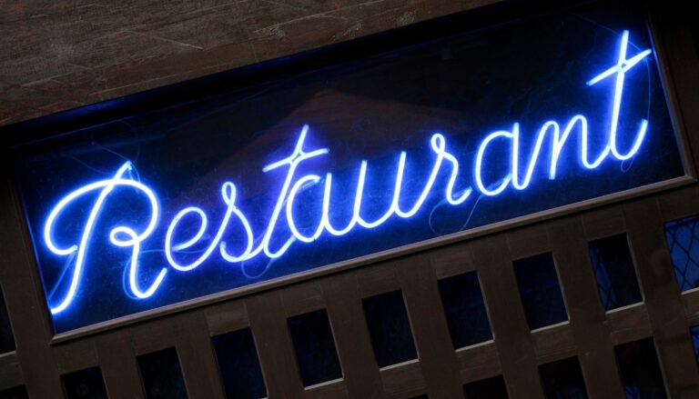 Gdzie najlepiej zamontować neon LED? Przewodnik po typach mocowań i lokalizacji