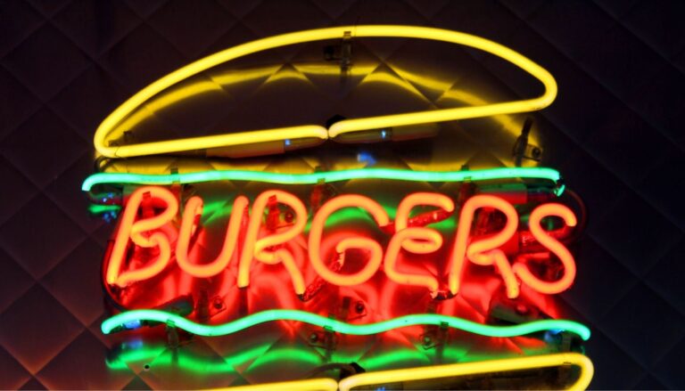 Jak neon LED wpływa na percepcję marki? Psychologia światła w marketingu wizualnym