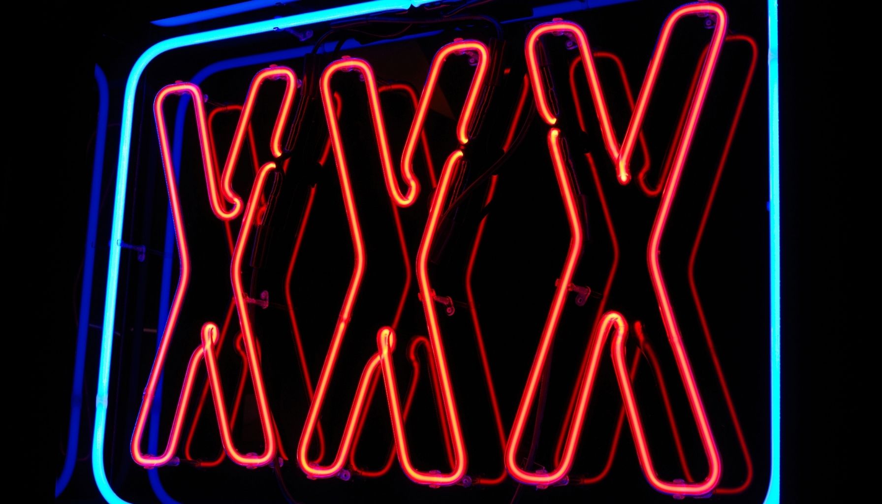 Jak zapakowany jest neon LED na czas transportu? Czy można go wysłać za granicę?