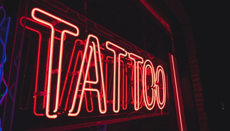 Rodzaje zasilania neonów LED – co wybrać do domu, a co do firmy?