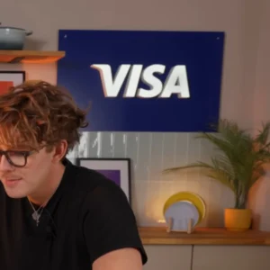 Neon box z logo VISA na kolorowym podkładzie — realizacja Ledeon dla twórcy Bagi do produkcji filmowej