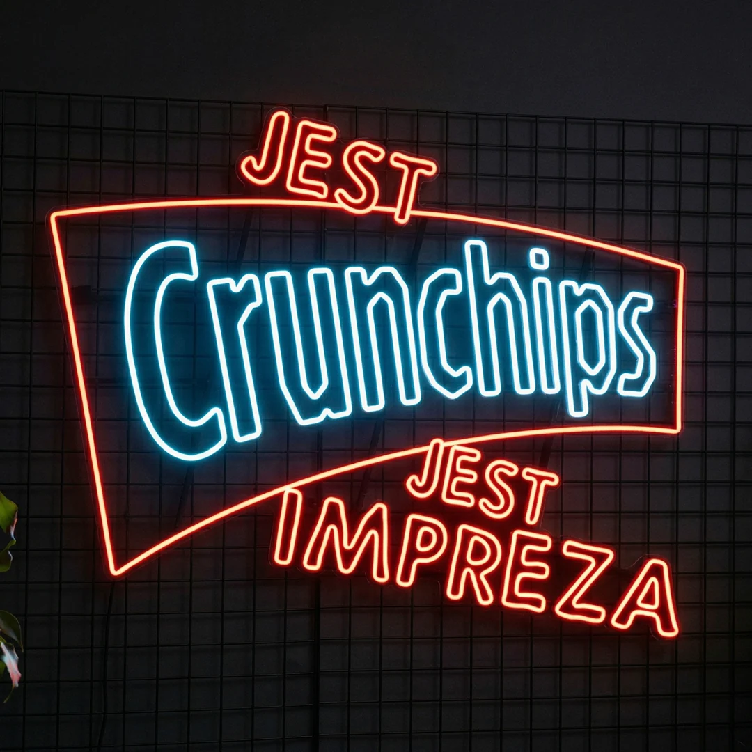Duży neon LED z logo Crunchips i napisem Jest Crunchips Jest Impreza — realizacja Ledeon