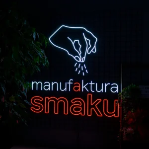 Gotowy neon LED z logo Manufaktura Smaku zamontowany na ścianie — realizacja Ledeon z gwarancją