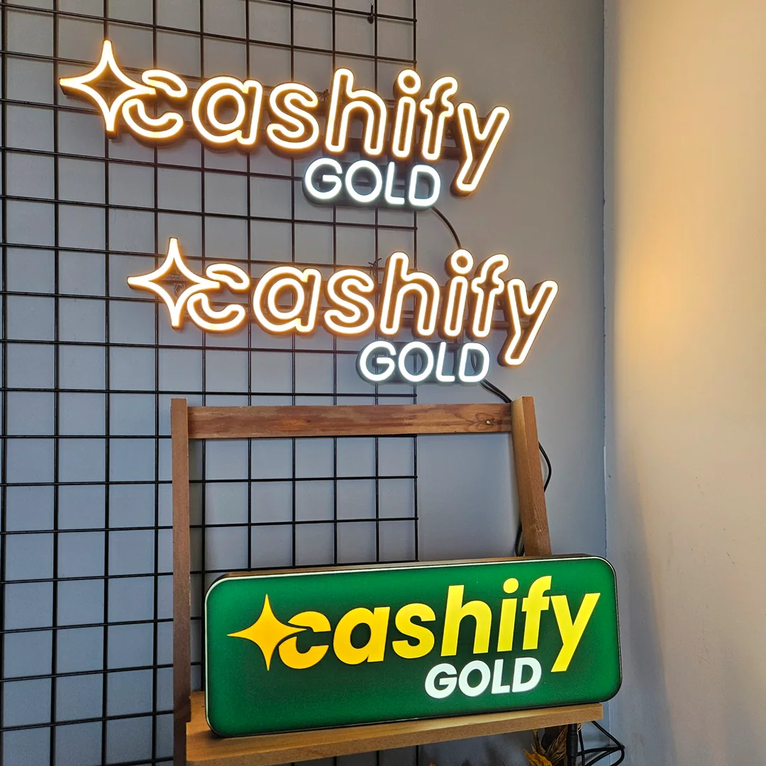 Dwa neony LED i neon box z logo Cashify Gold w różnych rozmiarach — realizacja Ledeon
