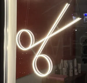 Neon LED w kształcie nożyczek w witrynie salonu fryzjerskiego — zachowany kolor i kształt, realizacja Ledeon